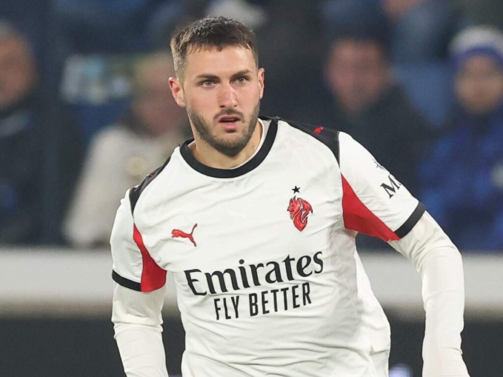 Milan, spunta una nuova pretendente per Giménez: l'intenzione dei rossoneri e quella dell'agente
