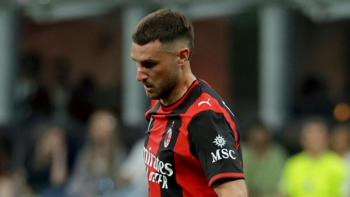Santiago Giménez, attaccante AC Milan, andrà sicuramente via dai rossoneri nel calciomercato estivo 2026