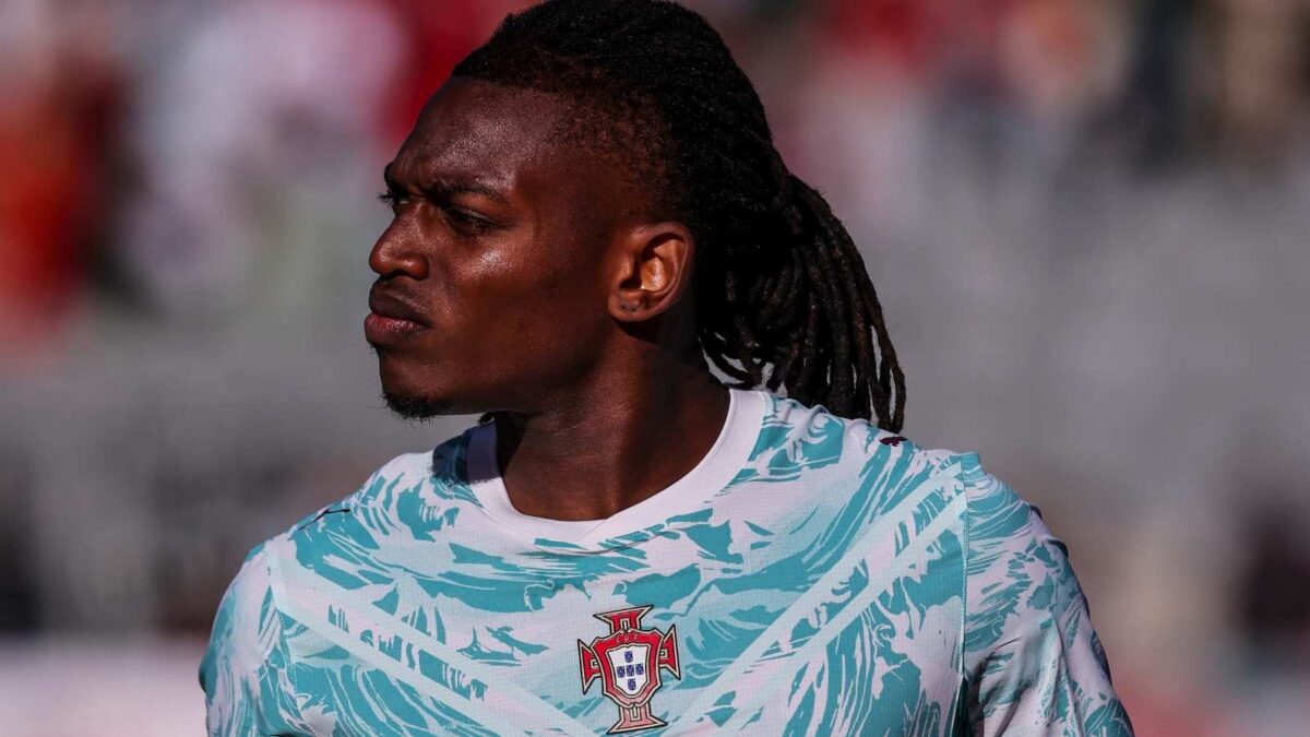 Rafael Leao, attaccante AC Milan, potrebbe restare nella fila dei rossoneri nel calciomercato estivo 2026