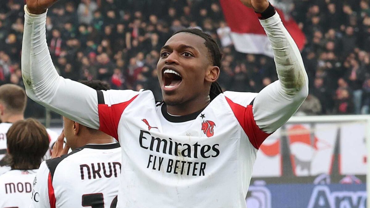 Rafael Leão, attaccante AC Milan, potrebbe restare in rossonero nel calciomercato estivo 2026