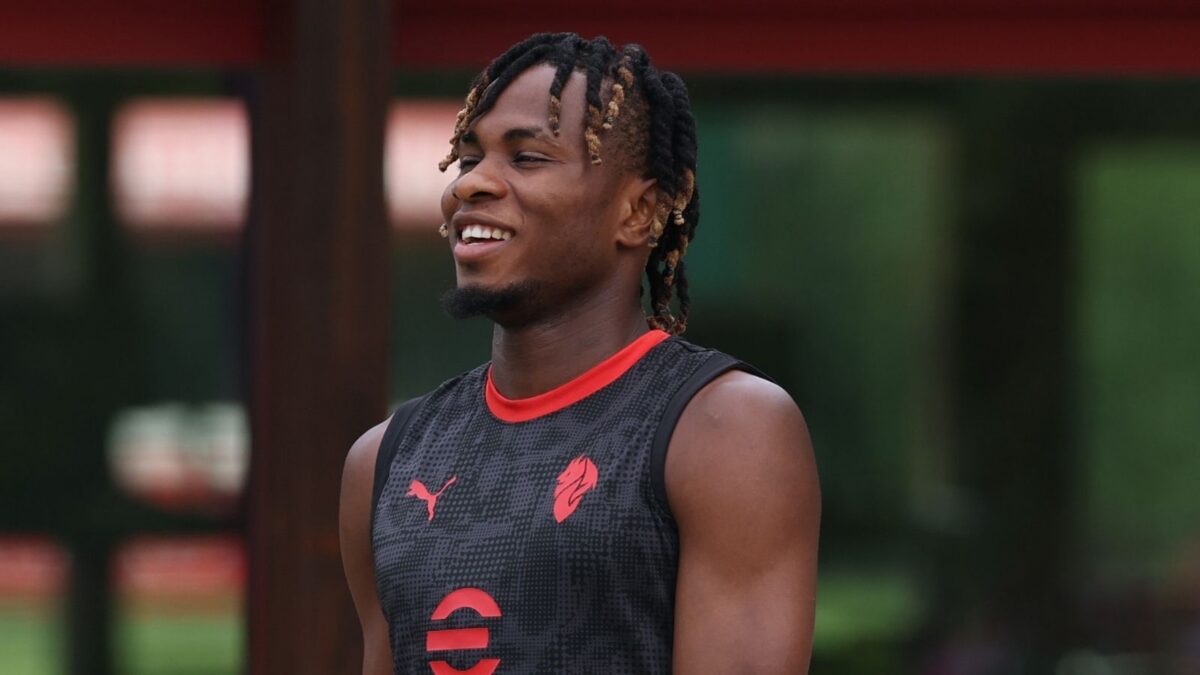 Samuel Chukwueze è tra i giocatori che rientrano al Milan dai prestiti nel calciomercato estivo 2026