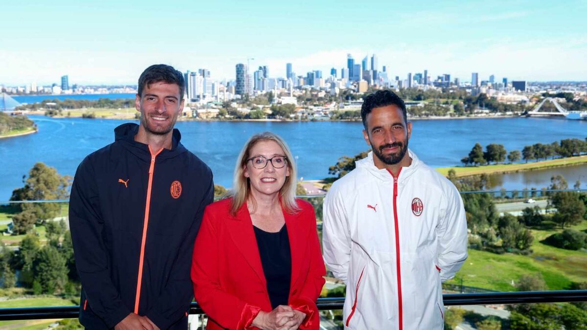 Matteo Gabbia (difensore AC Milan) e il nuovo allenatore dei rossoneri, Rúben Amorim, con Rita Saffioti (vice Primo Ministro, Tesoriere, Ministro dei Trasporti e del Tempo Libero della Western Australia) a Perth
