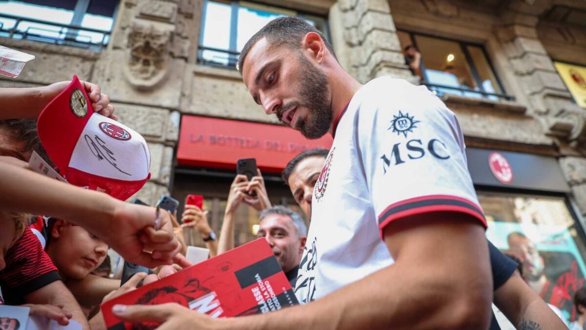 milan che accoglienza per gila un centinaio di tifosi ad accoglierlo allo store da Pianetamilan.it milan che accoglienza per gila un centinaio di tifosi ad accoglierlo allo store