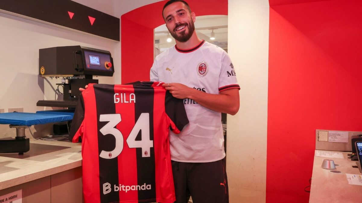 Mario Gila, difensore AC Milan, presente al Flagship Store dei rossoneri in Via Dante, a Milano