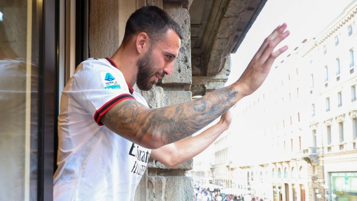 Mario Gila, difensore AC Milan, si affaccia alla finestra del Flagship Store di Via Dante, a Milano per salutare i tifosi rossoneri