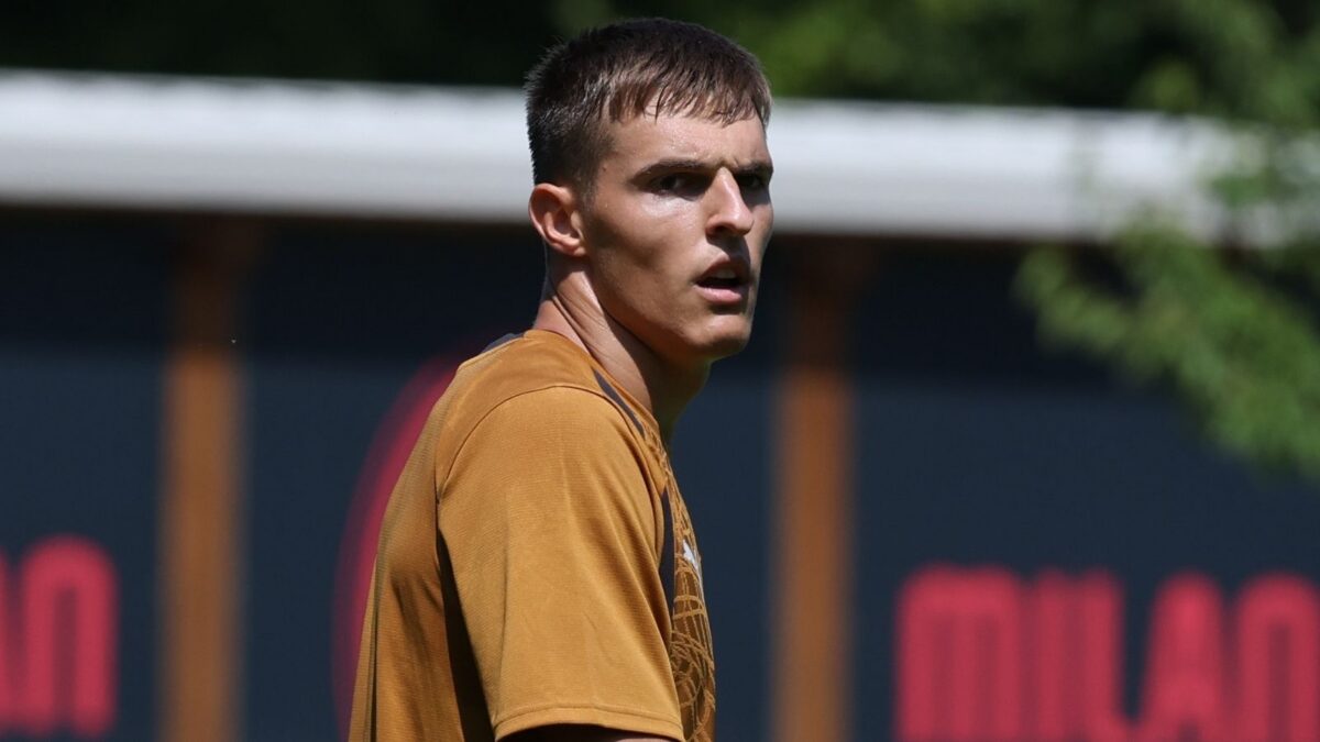 Andrej Kostić, attaccante AC Milan, qui durante una seduta di allenamento con i rossoneri a Milanello