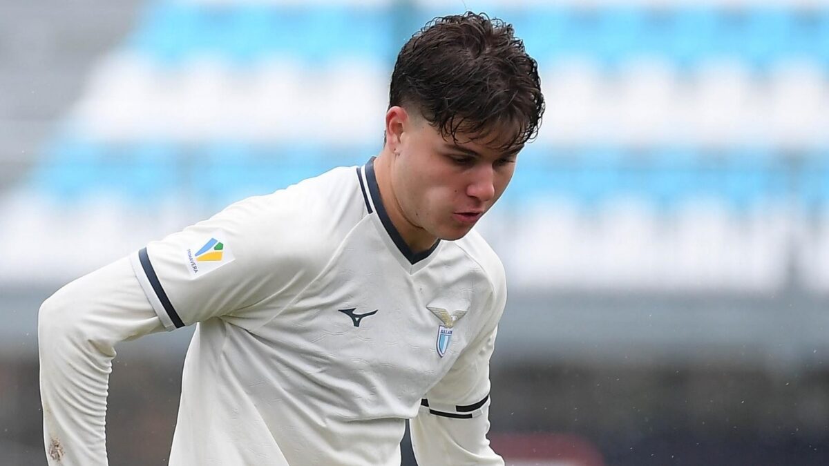 Lorenzo Calvani, difensore SS Lazio, è un obiettivo del Milan per il calciomercato estivo 2026