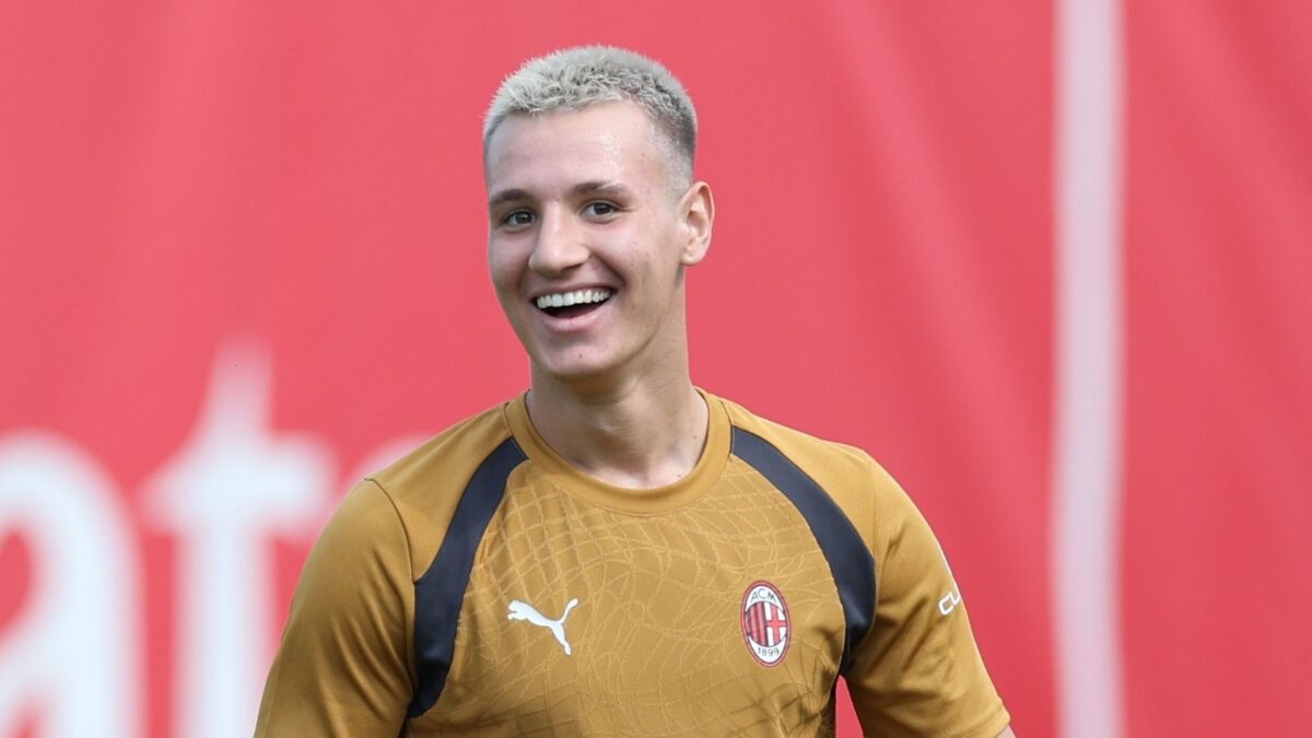 Francesco Camarda, attaccante AC Milan, qui durante una seduta di allenamento con i rossoneri a Milanello
