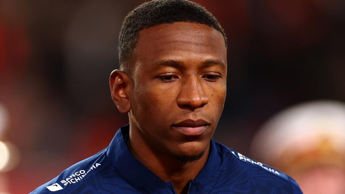 Pervis Estupiñán, difensore AC Milan, potrebbe lasciare i rossoneri per l'Aston Villa in questo calciomercato estivo 2026