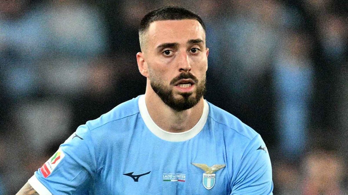 Mario Gila, difensore SS Lazio, è un obiettivo del Milan per il calciomercato estivo 2026