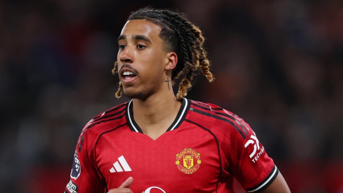 Leny Yoro, difensore Manchester United, tra gli obiettivi del Milan per il calciomercato estivo 2026