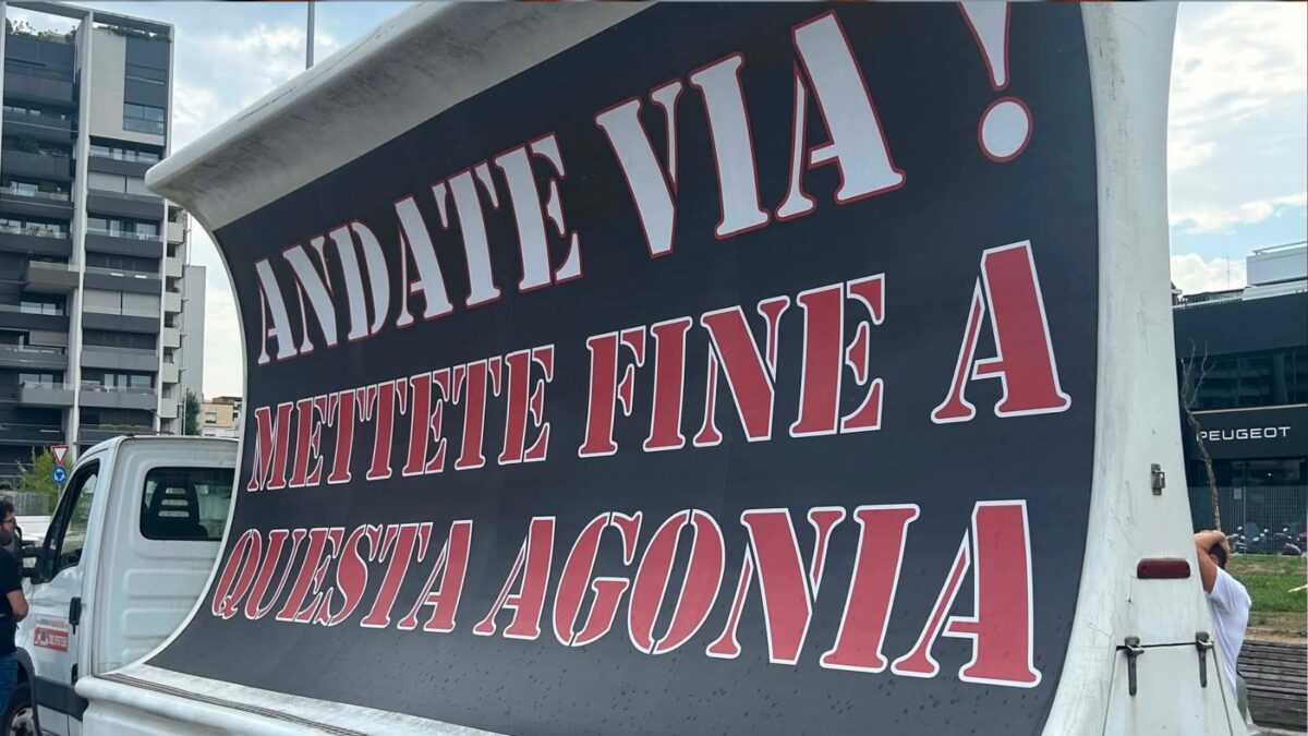 contestazione milan ecco la vela contro cardinale e societ224 da Pianetamilan.it contestazione milan ecco la vela contro cardinale e societ224
