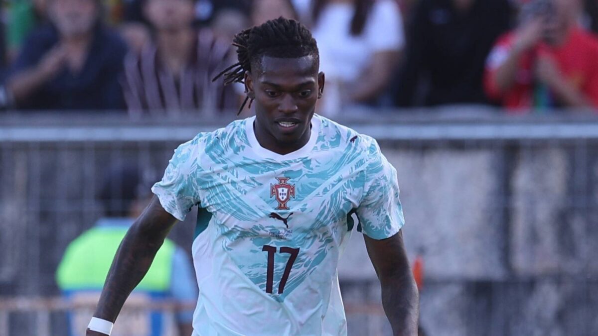 Rafael Leao, attaccante AC Milan, figura nella lista dei partenti dei rossoneri per il calciomercato estivo 2026
