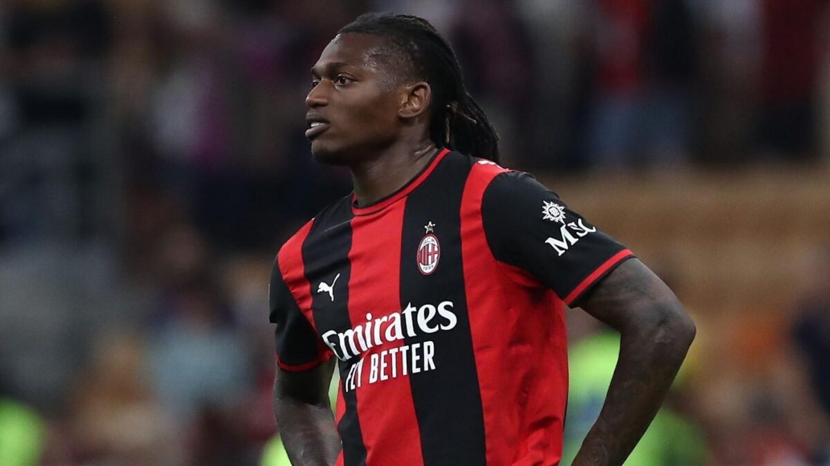 Rafael Leão, attaccante AC Milan, dovrebbe lasciare i rossoneri nel calciomercato estivo 2026