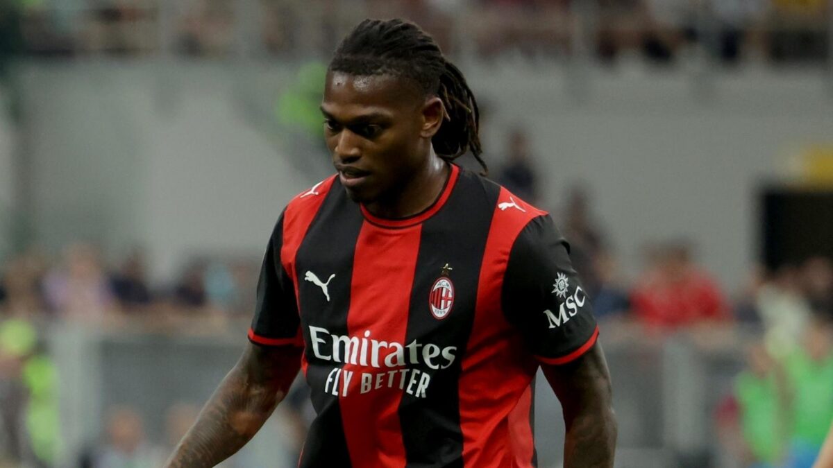 Rafael Leão, attaccante AC Milan, dovrebbe lasciare i rossoneri nel calciomercato estivo 2026