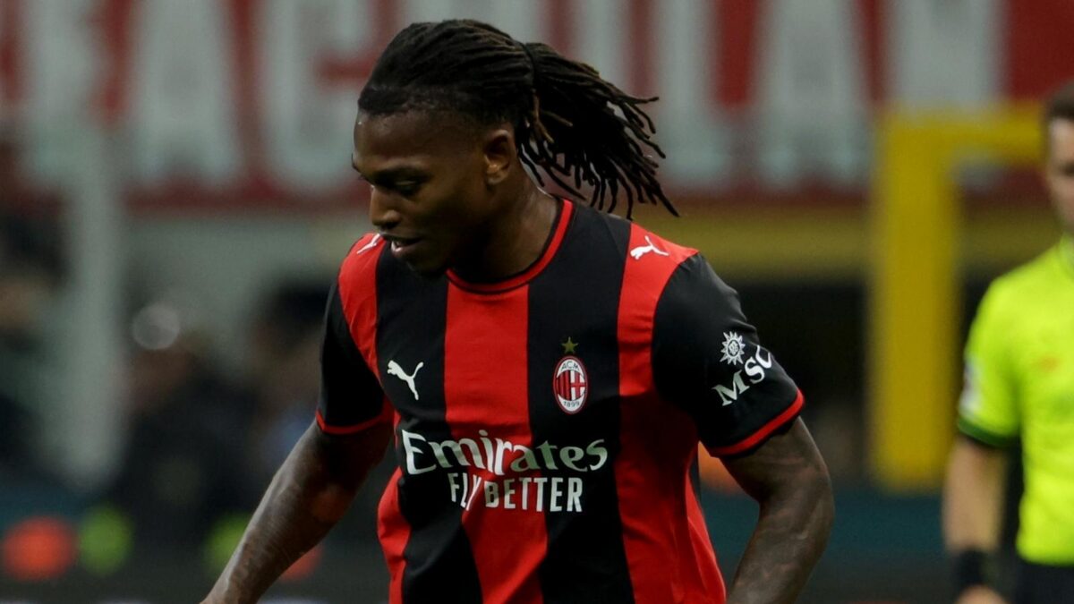 Rafael Leão, attaccante AC Milan, dovrebbe lasciare i rossoneri nel calciomercato estivo 2026