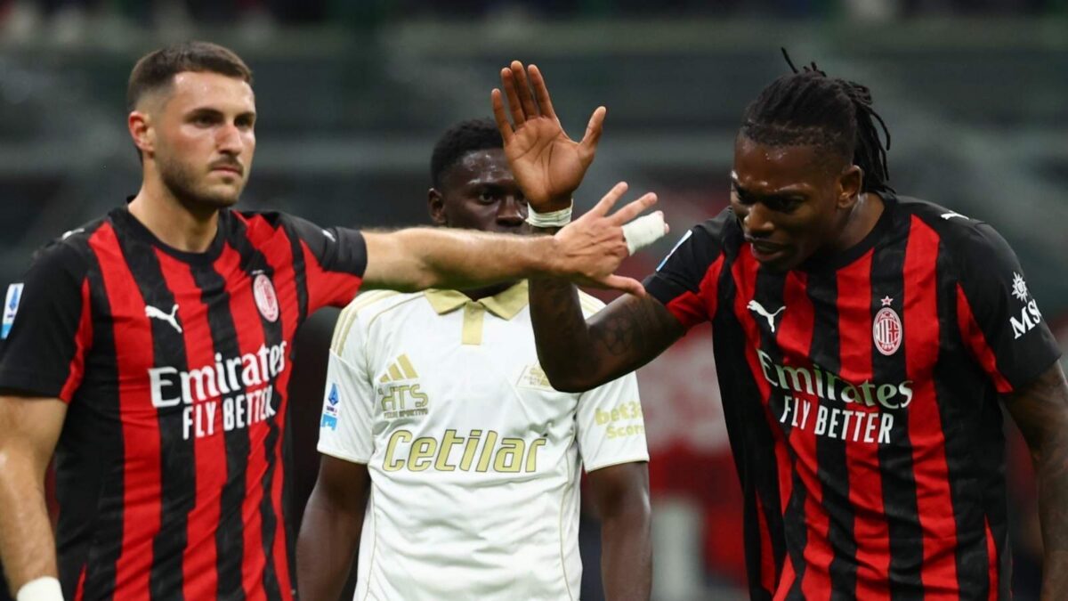 Santiago Giménez e Rafael Leão, attaccanti AC Milan, possono lasciare i rossoneri nel calciomercato estivo 2026