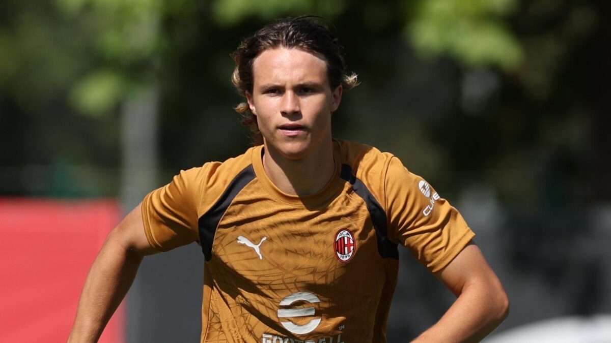 Christian Comotto, centrocampista AC Milan, ha firmato il rinnovo del suo contratto con i rossoneri