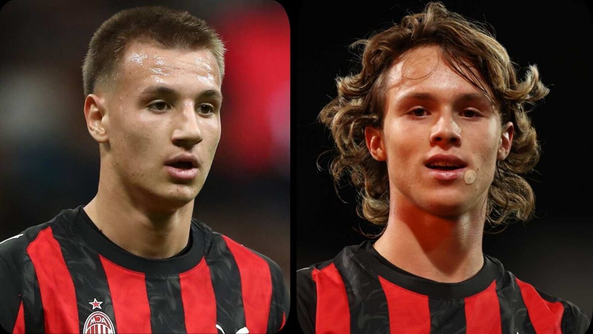 Primo piano di due calciatori del Milan: Francesco Camarda sulla sinistra e Christian Comotto sulla destra, entrambi con la maglia da gioco ufficiale rossonera.