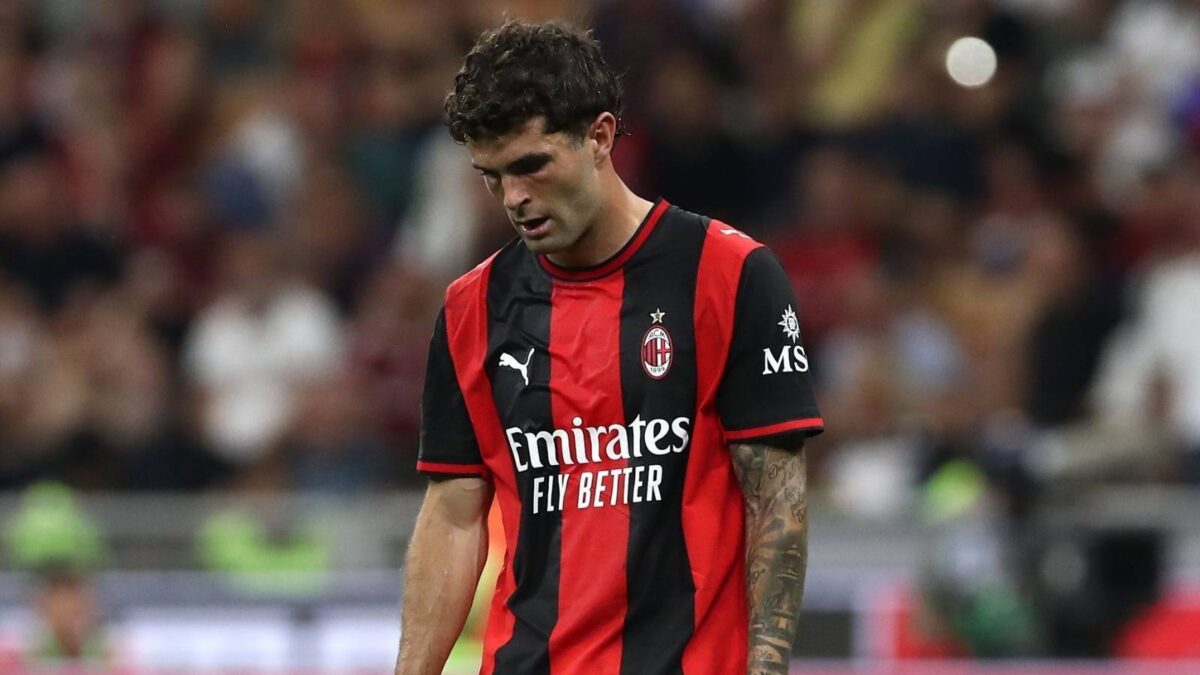 Tegola per Pulisic: microfrattura alla gamba per l'attaccante del Milan. I tempi di recuperano