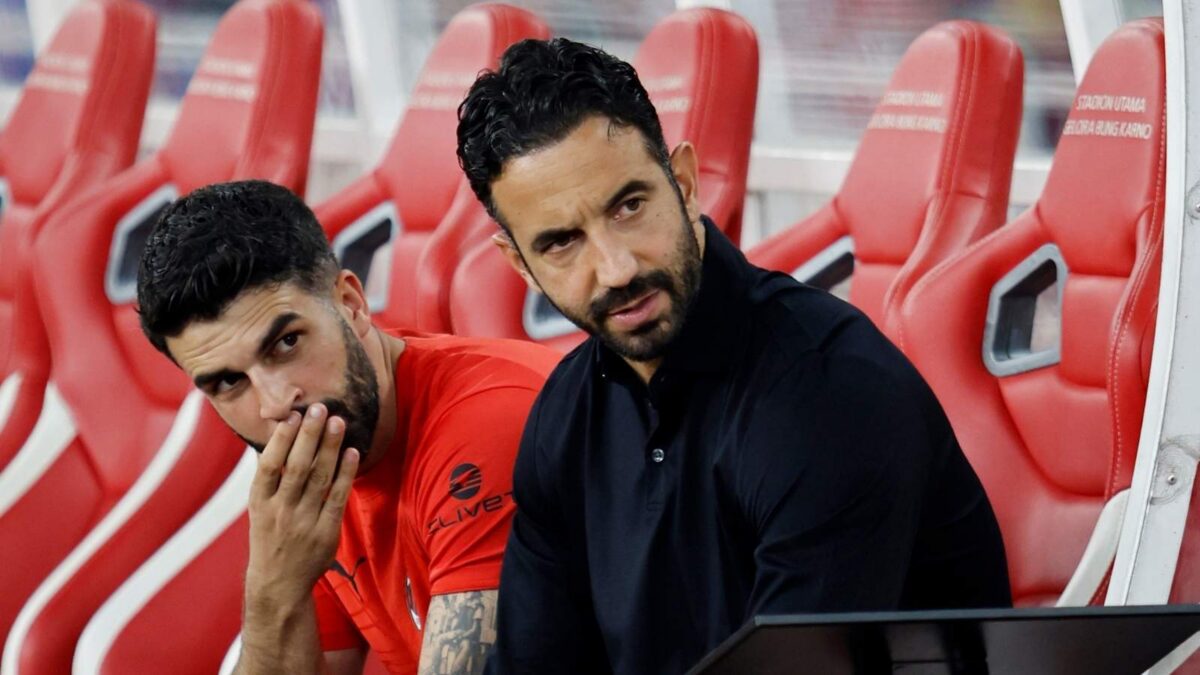 Rúben Amorim, allenatore AC Milan, qui in panchina durante l'amichevole contro il Chelsea a Giacarta (Indonesia)