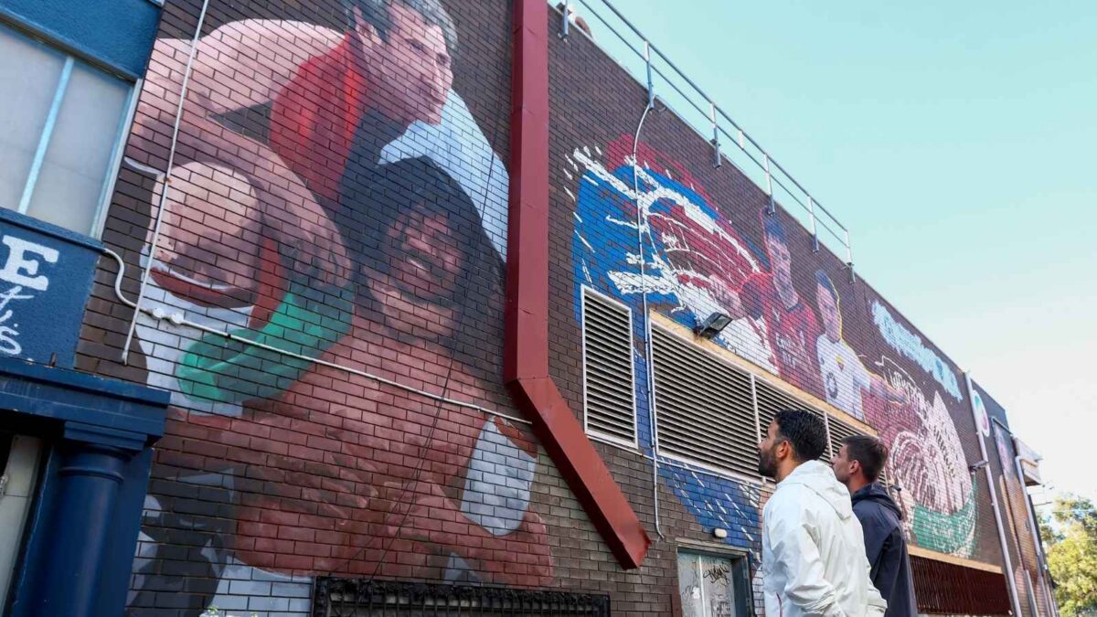 Rúben Amorim, allenatore AC Milan e Matteo Gabbia, difensore dei rossoneri, a Perth (Western Australia) dinanzi al murales che rende omaggio a Franco Baresi
