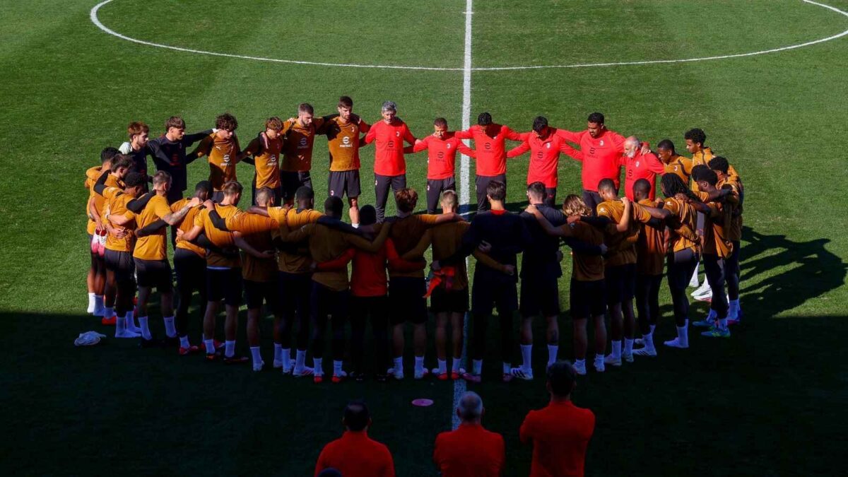 Il minuto di silenzio del Milan, a Perth (Western Australia), per la scomparsa di Franco Baresi
