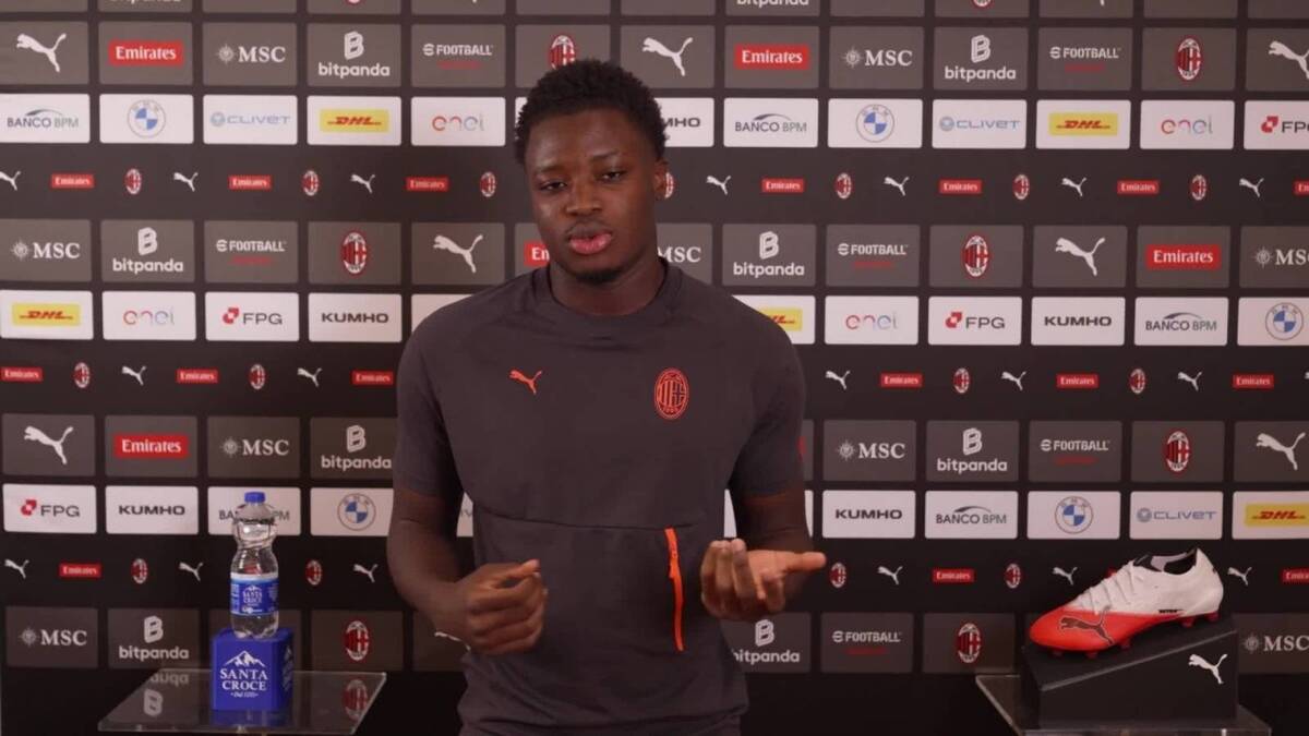 La conferenza stampa di presentazione di Alphadjo Cissè, nuovo acquisto del Milan in questo calciomercato estivo 2026