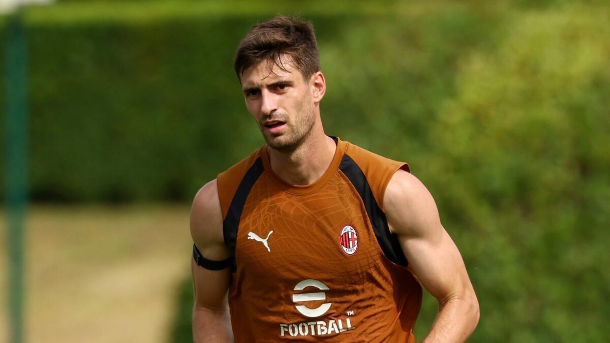 Matteo Gabbia, difensore AC Milan, qui durante una seduta di allenamento con i rossoneri a Milanello