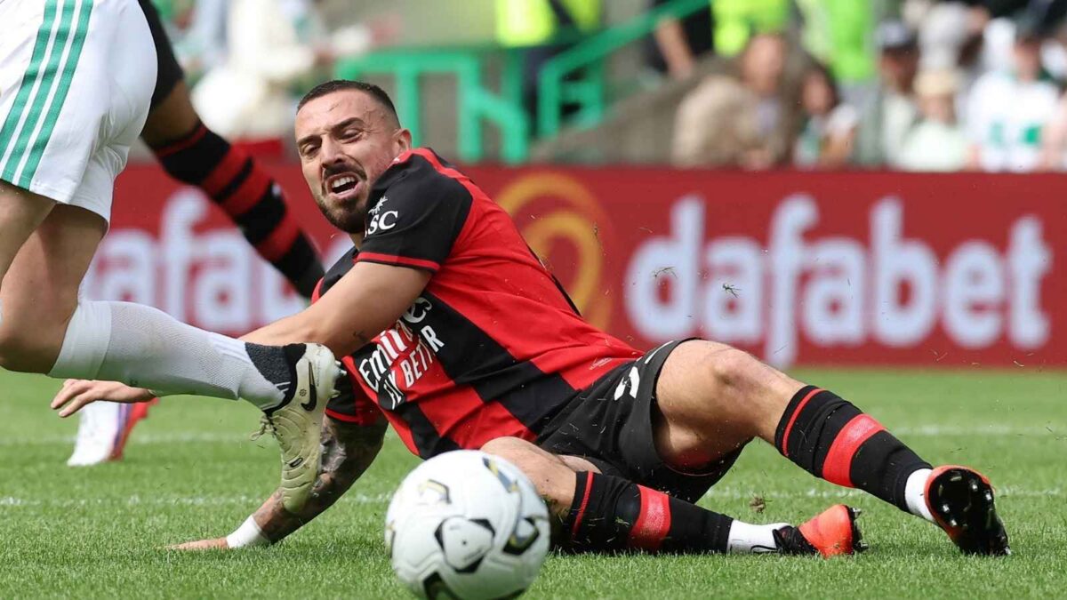 Mario Gila, difensore AC Milan, qui in campo durante l'amichevole contro il Celtic a Glasgow