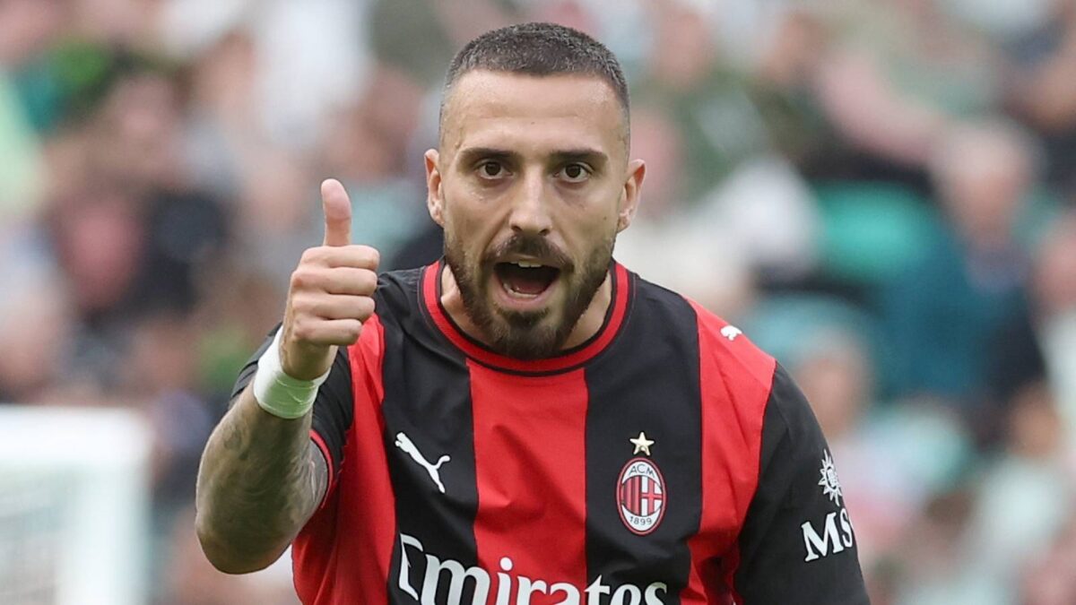 Mario Gila, difensore AC Milan, al rientro in campo oggi nell'amichevole contro il Manchester United