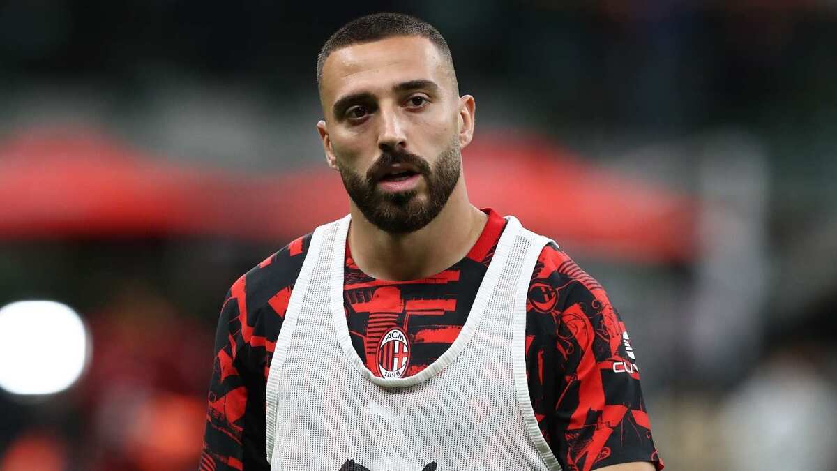 Mario Gila, difensore AC Milan, qui nel riscaldamento di Milan-Venezia (Serie A 2026-2027)