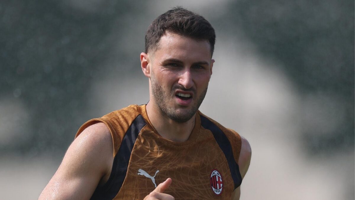 Santiago Giménez, attaccante AC Milan, qui durante una seduta di allenamento con i rossoneri a Milanello