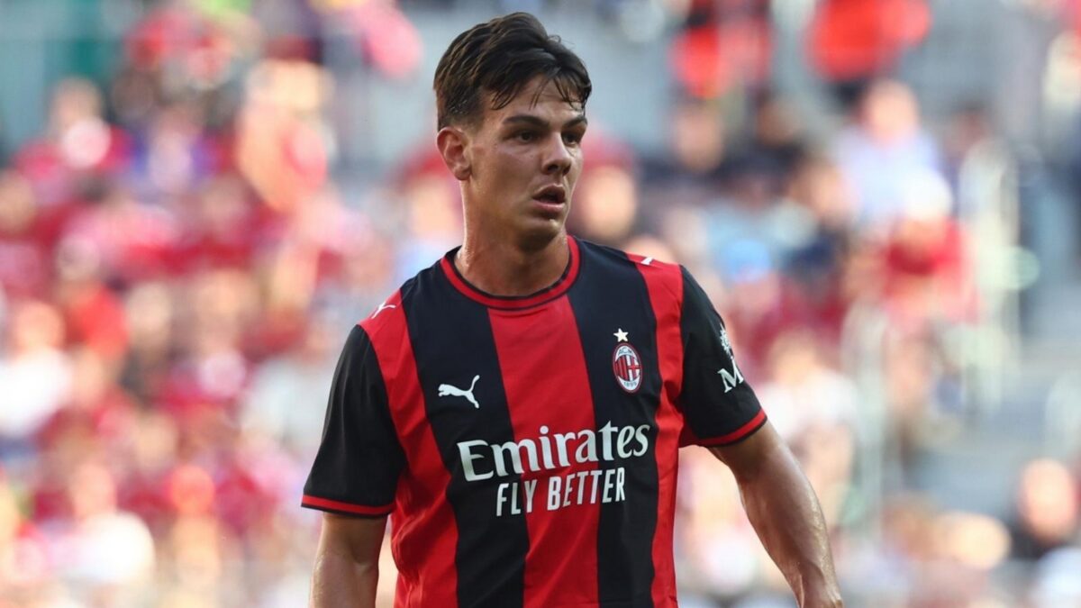 Ardon Jashari, centrocampista AC Milan, qui durante l'amichevole di Breslavia contro il Manchester United