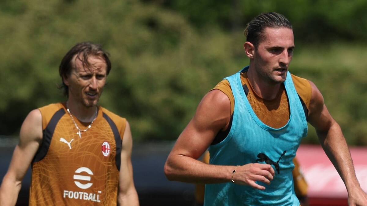 Luka Modrić e Adrien Rabiot, centrocampisti AC Milan, qui durante una seduta di allenamento con i rossoneri a Milanello