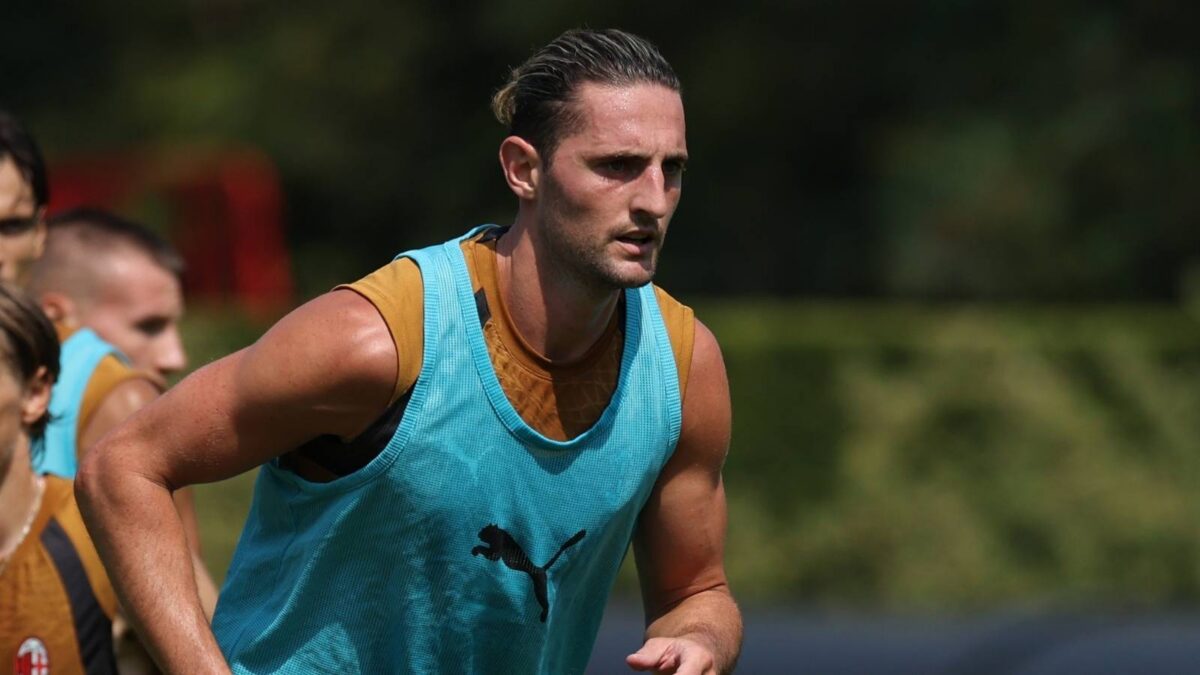 Adrien Rabiot, centrocampista AC Milan, qui durante una seduta di allenamento con i rossoneri a Milanello