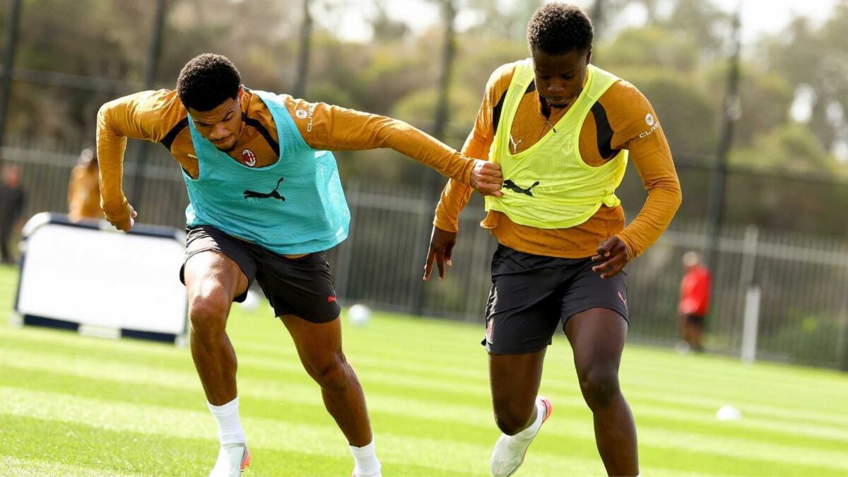 Zachary Athekame e Alphadjo Cissè, giocatori AC Milan qui durante una seduta di allenamento con i rossoneri a Milanello, dovrebbero lasciare il Diavolo in questo calciomercato estivo 2026