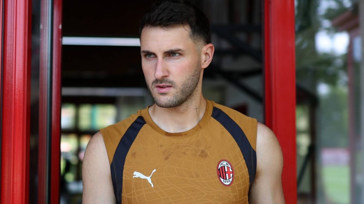 Santiago Giménez, attaccante AC Milan, dovrebbe andare via in questo calciomercato estivo 2026