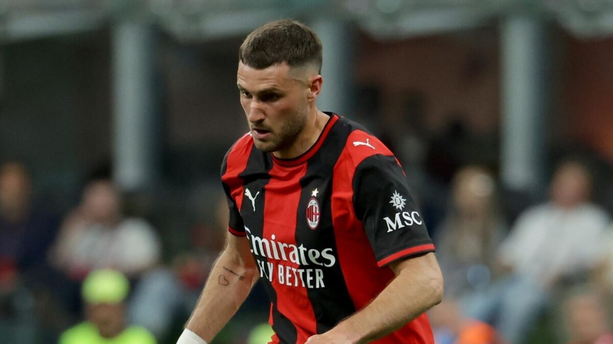 Santiago Giménez, attaccante AC Milan, dovrebbe lasciare i rossoneri in questo calciomercato estivo 2026