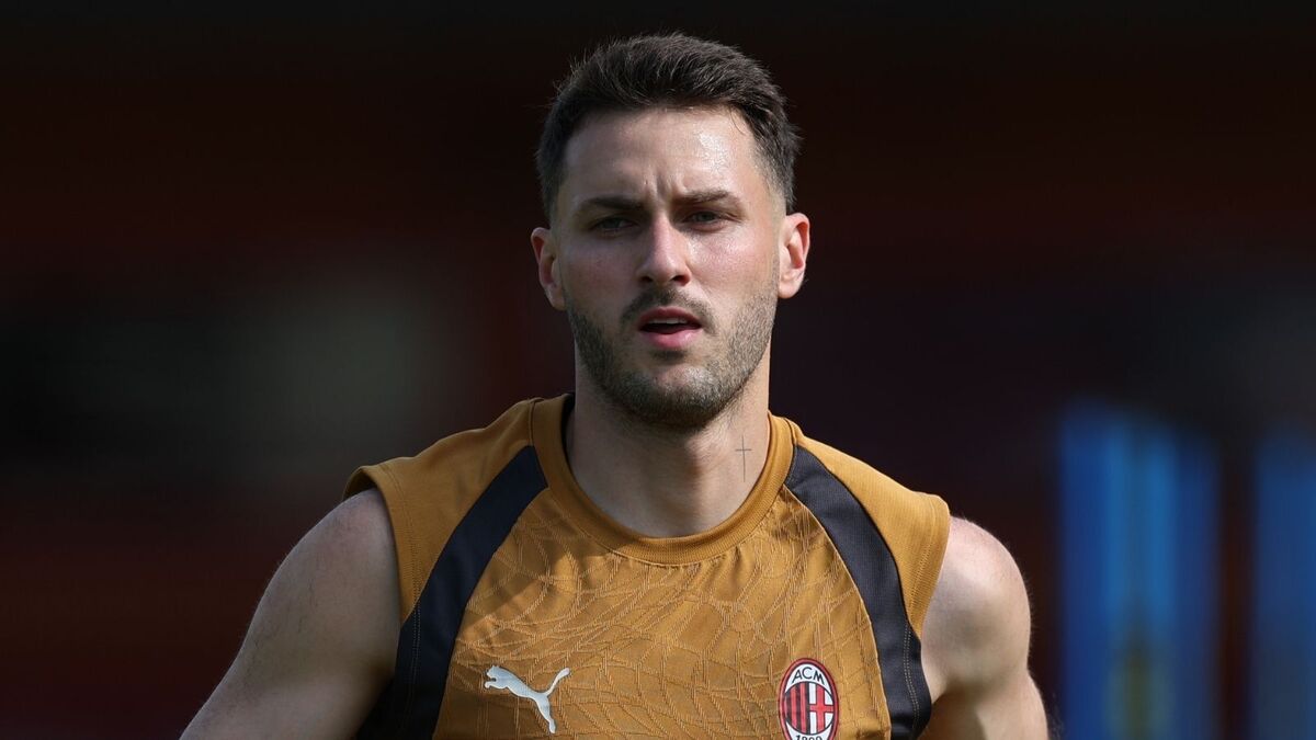 Santiago Giménez, attaccante AC Milan, dovrebbe lasciare i rossoneri in questo calciomercato estivo 2026