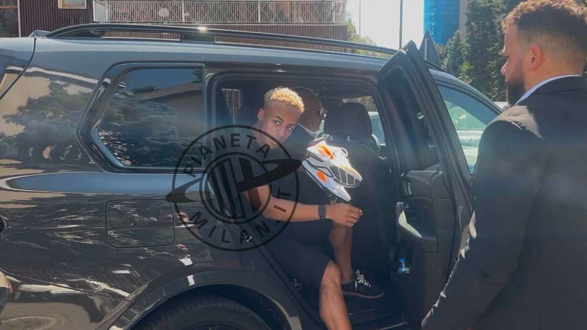 L'entrata e l'uscita di Omari Hutchinson, nuovo acquisto del Milan in questo calciomercato estivo 2026, dal 'Centro Ambrosiano' di Milano dove ha ottenuto l'idoneità sportiva