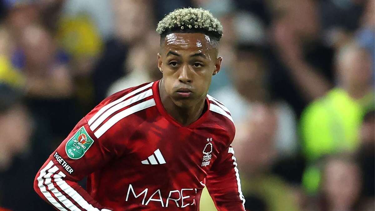Omari Hutchinson, centrocampista Nottingham Forest, è un obiettivo del Milan per il calciomercato estivo 2026
