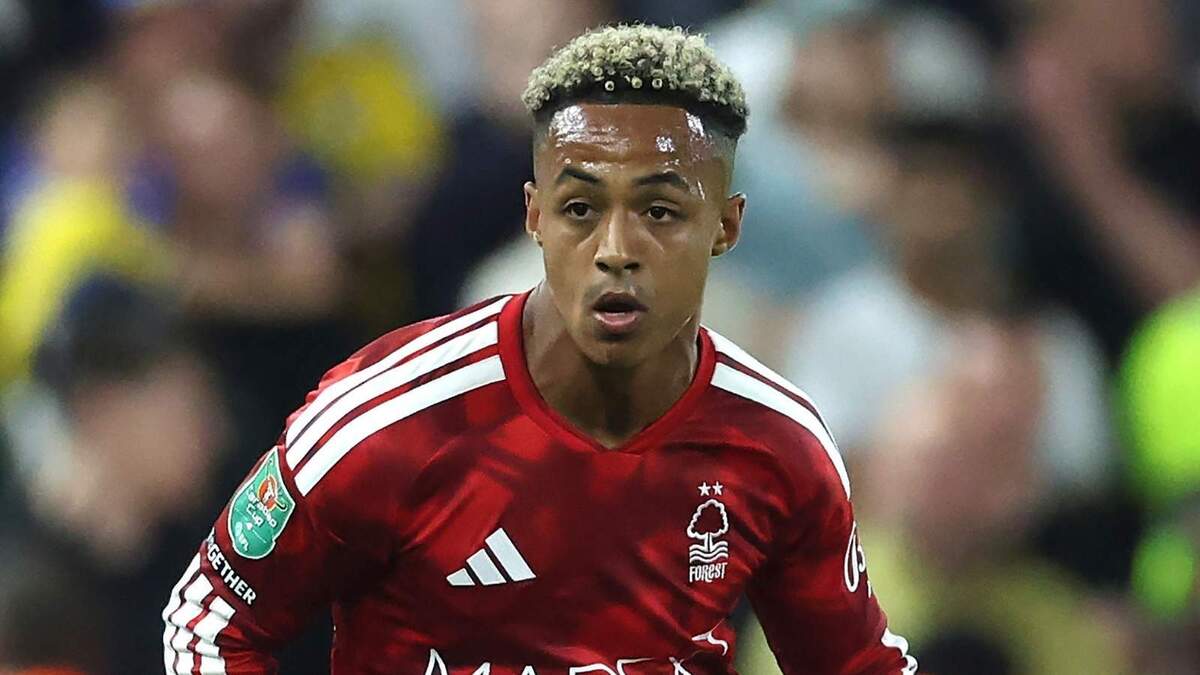 Omari Hutchinson, centrocampista Nottingham Forest, è un obiettivo del Milan per il calciomercato estivo 2026