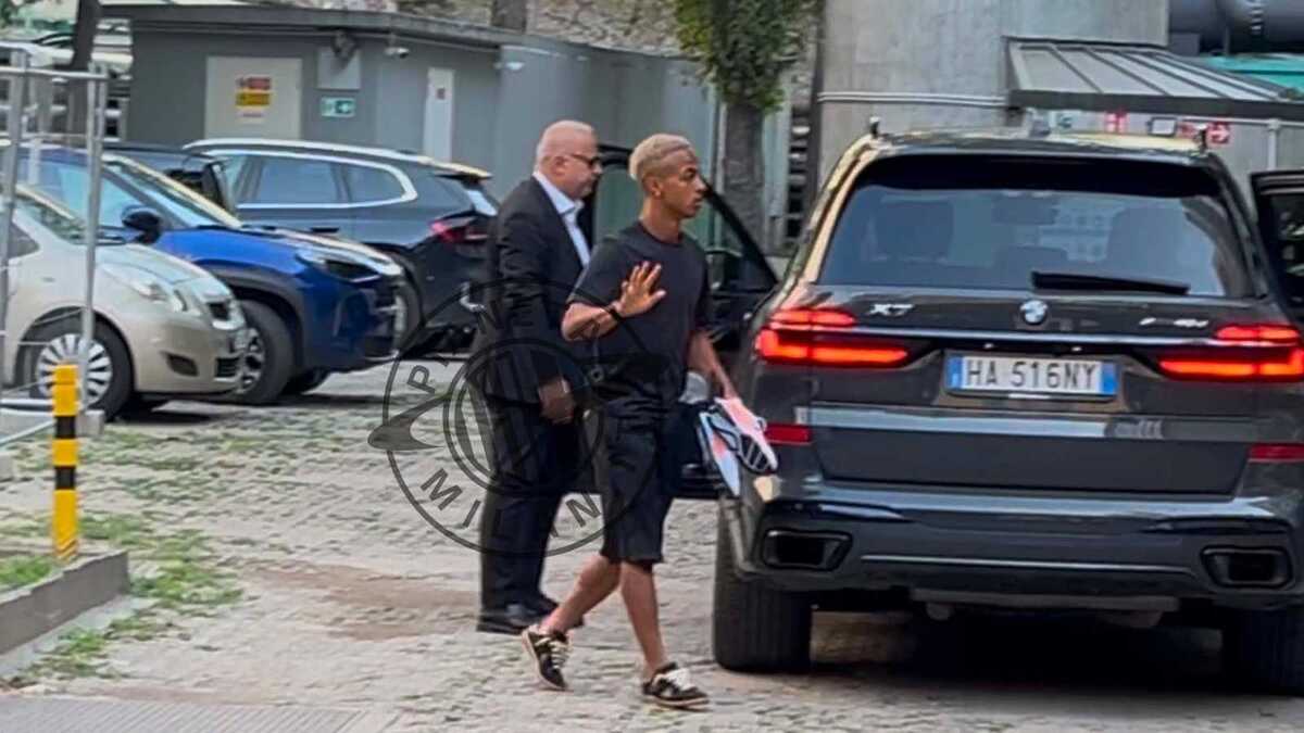 L'arrivo di Omari Hutchinson alla clinica 'La Madonnina' per le visite mediche con il Milan