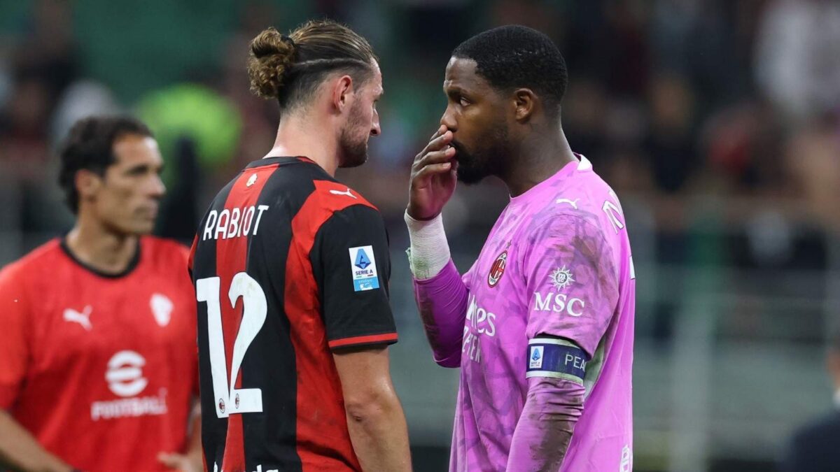 Adrien Rabiot e Mike Maignan, calciatori AC Milan, torneranno in ritardo dalle vacanze