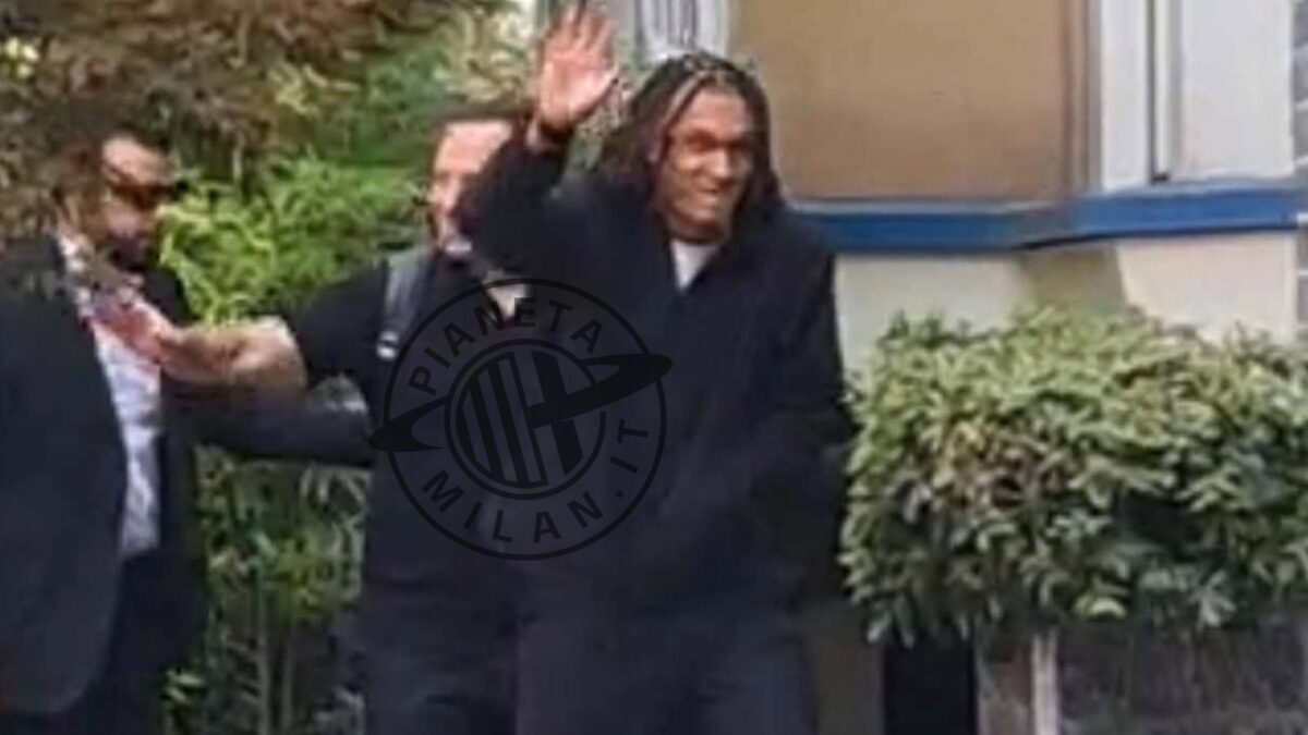 L'arrivo di Diego Moreira, nuovo acquisto del Milan in questo calciomercato estivo 2026, alla clinica 'La Madonnina' per le visite mediche