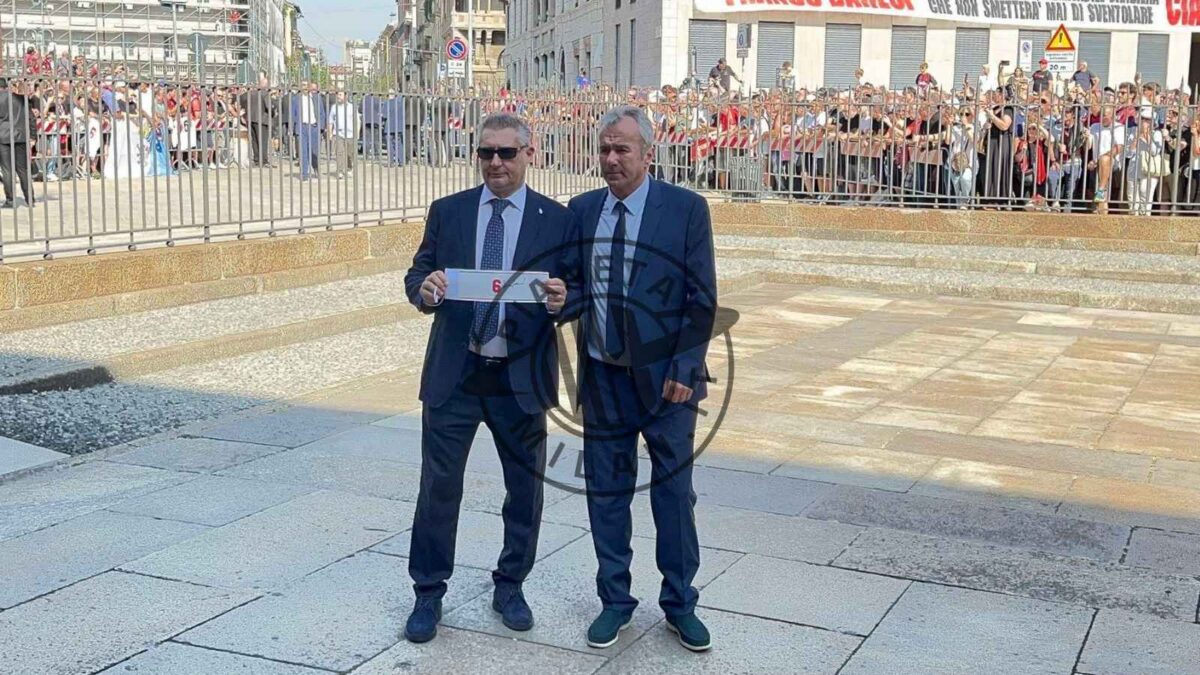 Funerali Baresi: Massaro e Savićević espongono la fascia col numero 6 | VIDEO