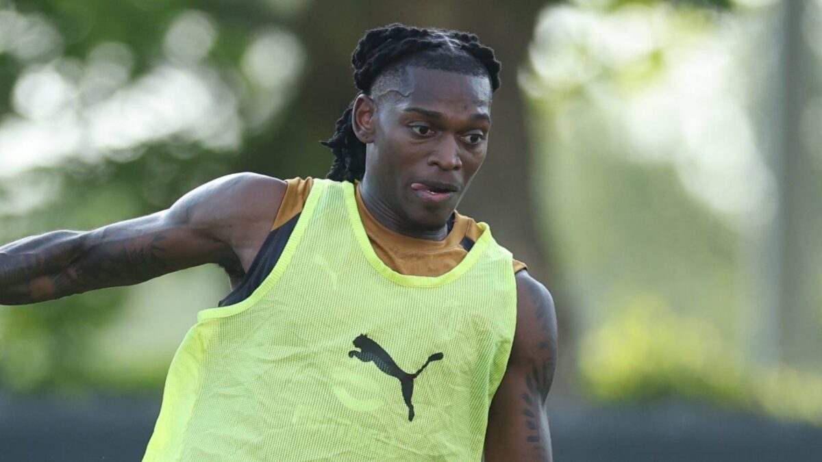 Rafael Leão, attaccante AC Milan, qui durante una seduta di allenamento con i rossoneri a Milanello