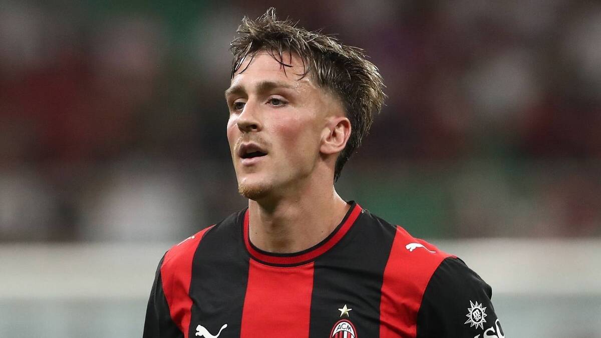 Alexis Saelemaekers, centrocampista AC Milan, dovrebbe restare in rossonero in questo calciomercato estivo 2026
