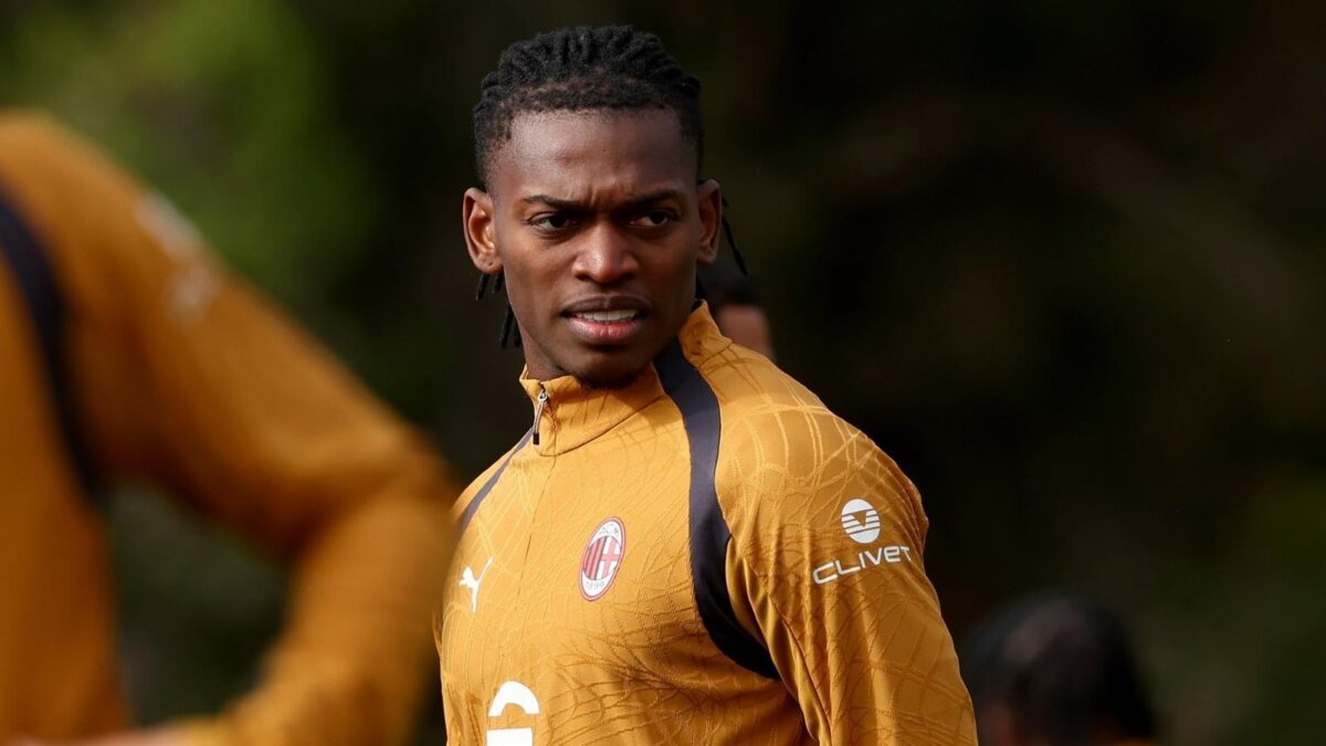 Leão lavora: può giocare con l'Inter. Futuro dopo Ferragosto: ipotesi che resti al Milan è concreta